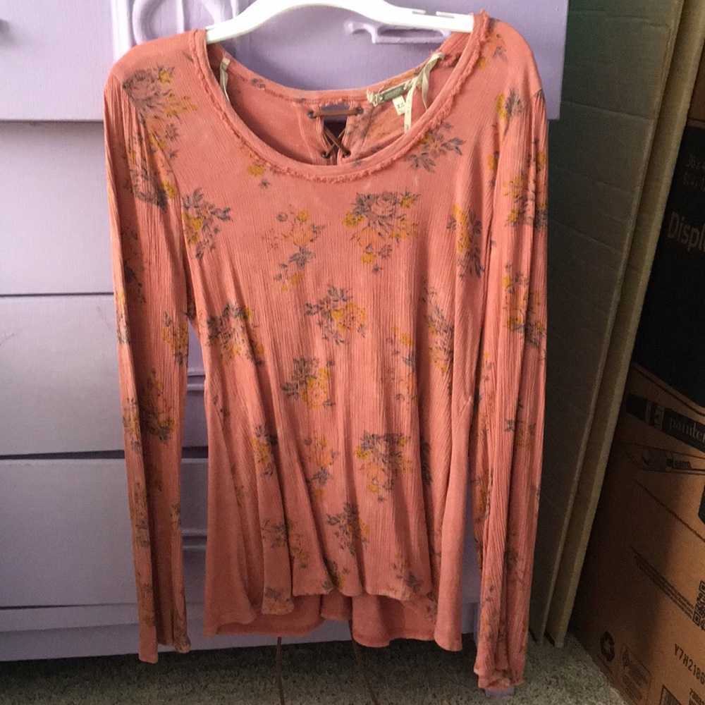 Super cute pink shirt w/tie in back